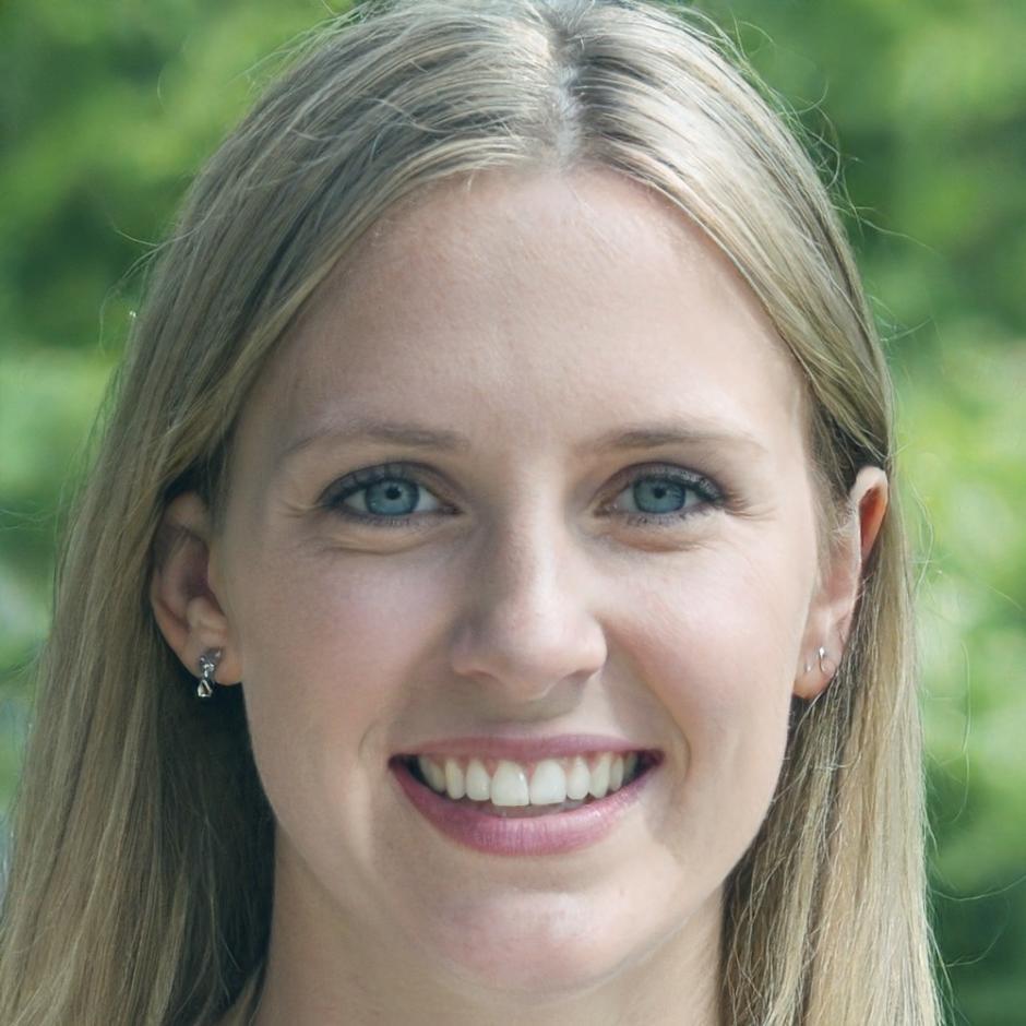 Portrait of Dalya Oren, Client Program Director